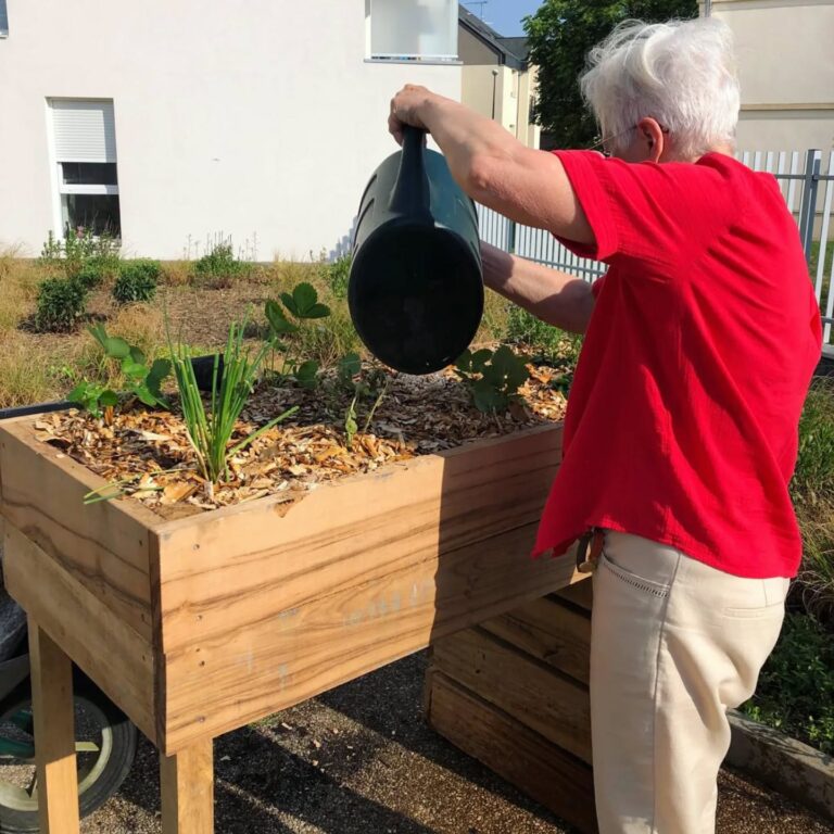 jardin partagé écologique, ateliers de jardinage en copropriété, sensibilisation à la biodiversité́ en milieu urbain, aménagement de jardin bailleur social, rencontre entre voisins, espace vert en ville, potager urbain rennes, jardin pédagogique écologique Laval, jardinage naturel