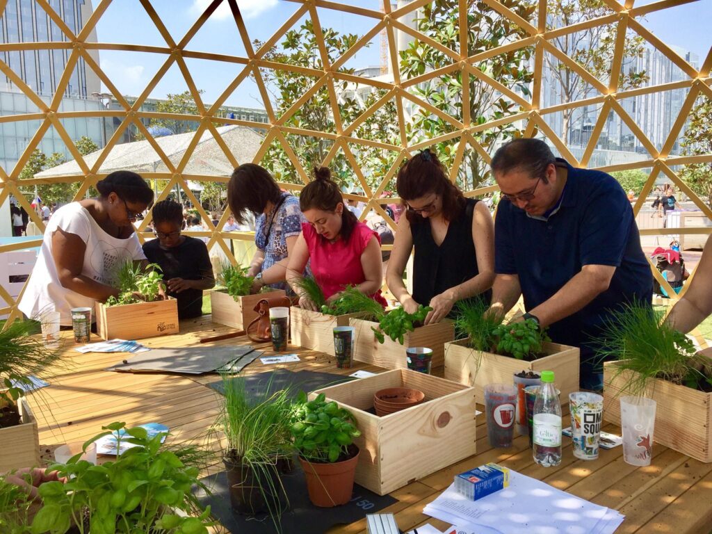 Stand d’animation jardinage lors d’un salon, sensibilisation au potager, aux plantes aromatiques et au compostage.