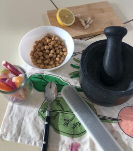 Animation cuisine végétale lors d’un événement, sensibilisation à l’alimentation durable et aux produits de saison. pesto et houmous de saison