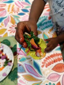 Animation cuisine végétale lors d’un événement, sensibilisation à l’alimentation durable et aux produits de saison.