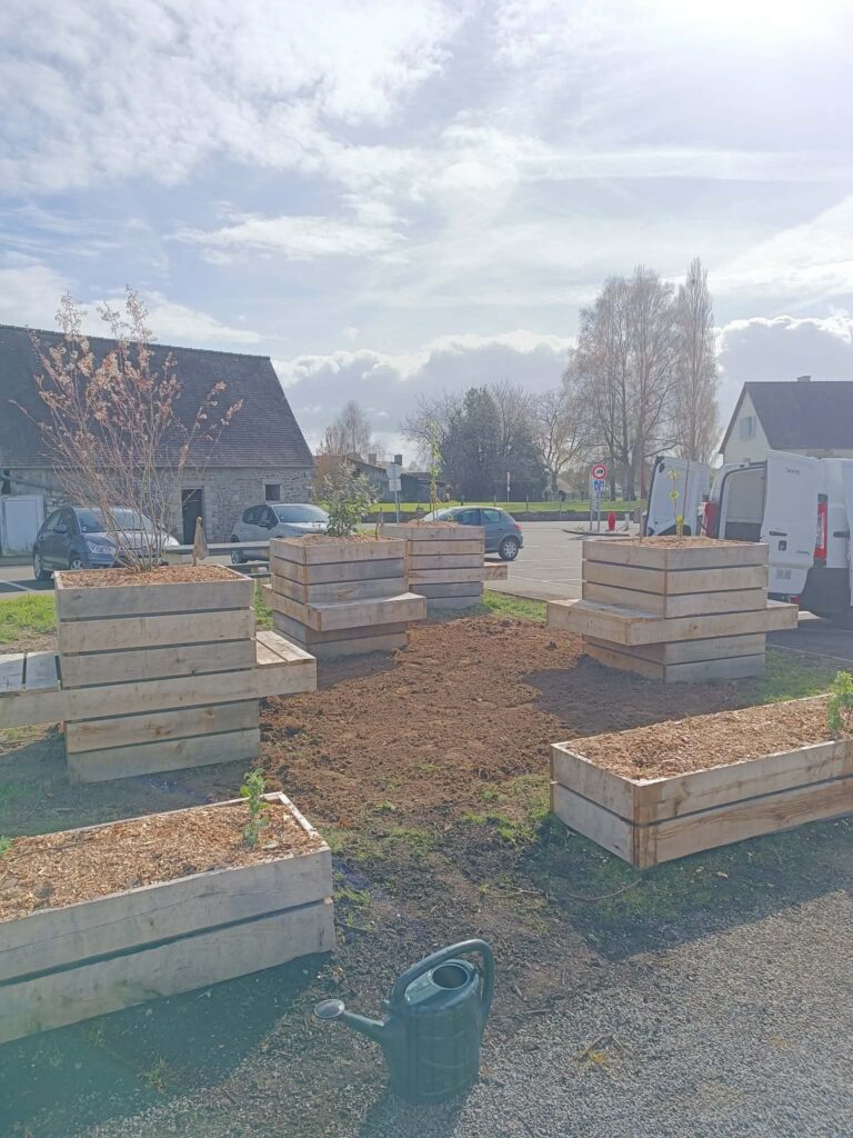 Jardin partagé écologique, ateliers de jardinage en copropriété, sensibilisation à la biodiversité́ en milieu urbain, aménagement de jardin bailleur social, rencontre entre voisins, espace vert en ville, potager urbain rennes, jardin pédagogique écologique Laval, jardinage naturel